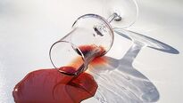 Ako odstrániť škvrny od červeného vína z odevov, kobercov a nábytku